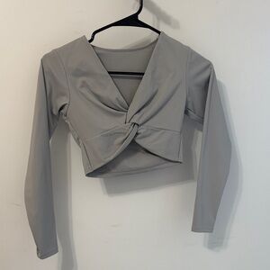 PcheeBum Women's Twist Front Crop Top - Like new!